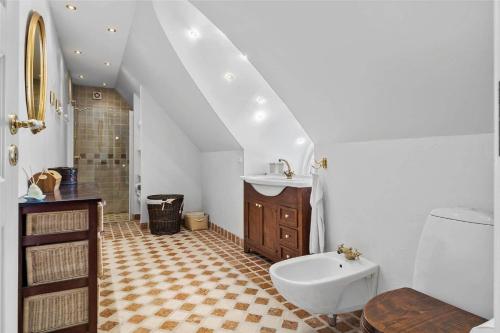een badkamer met een wastafel, een toilet en een bad bij 3302-Stege-Brakildevej-2 in Stege