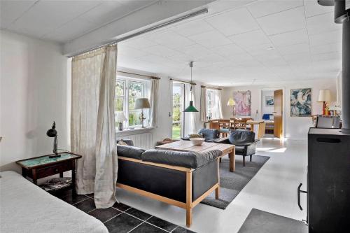 een woonkamer met een bank en een tafel bij 6318-Stege-Holtegardsvej-18-B in Stege