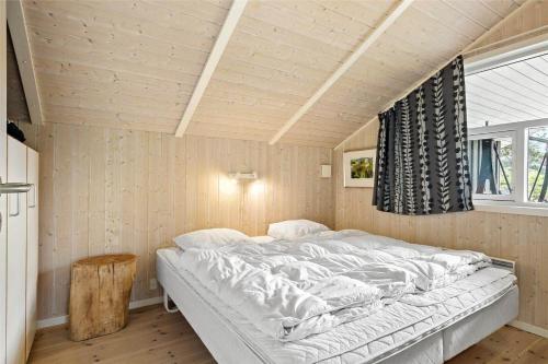 En eller flere senge i et værelse på 8157-Praesto-Svalevej-3