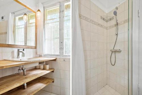 een badkamer met een wastafel en een douche bij S760-Stroby-Ladeplads-Spaettevej-14 in Strøby Ladeplads