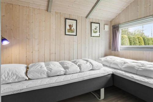 een bank in een kamer met een raam bij 3313-Stege-Overlid-11 in Stege