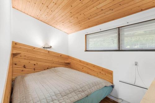 una piccola camera da letto con un letto e una finestra di 1109-Stege-Vibevej-29 a Stege