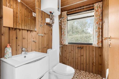 un bagno con un water, un lavandino e una finestra di 1109-Stege-Vibevej-29 a Stege