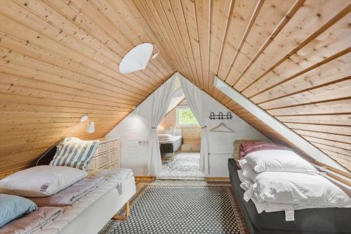 een kamer met 2 bedden en een houten plafond bij 3034-Stege-Bundgarnet-34 in Stege