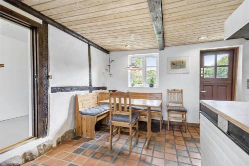 een eetkamer met een tafel en stoelen bij FA009-Faxe-Ladeplads-Brandskov-6 in Fakse Ladeplads