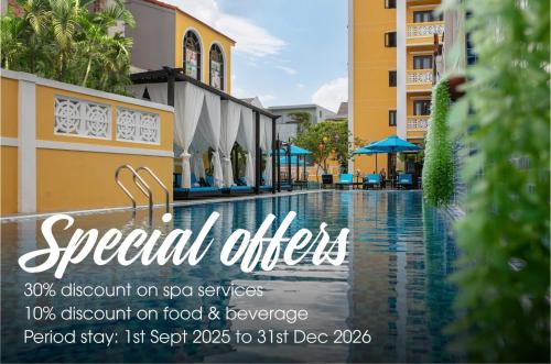 een advertentie voor een resort met een zwembad bij La Charm Hoi An Hotel & Spa in Hội An