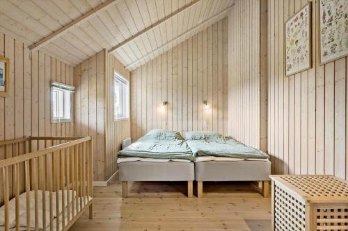 een slaapkamer met een bed in de hoek van een kamer bij 7323-Bogo-Vindrosen-23 