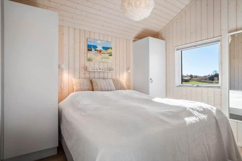una camera da letto con un letto bianco e una finestra di 8218-Lundby-Soloje-Strandvej-20 a Lundby
