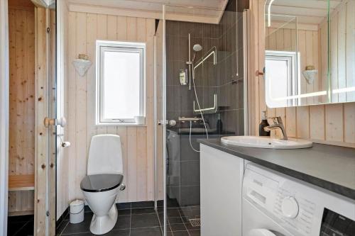 un bagno con un water e un lavandino di 8218-Lundby-Soloje-Strandvej-20 a Lundby