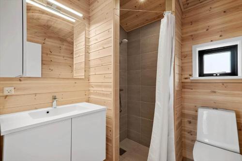 een badkamer met een witte wastafel en een douche bij S749-Stroby-Nattergalevej-9 in Strøby
