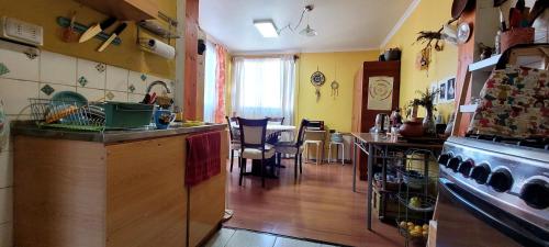 a kitchen with a stove and a dining room at Viña acogedor lugar a pasos del reloj de flores in Viña del Mar