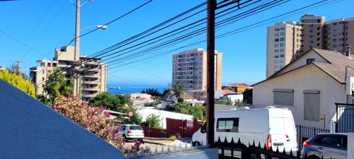a white van parked on a street with buildings at Viña acogedor lugar a pasos del reloj de flores in Viña del Mar
