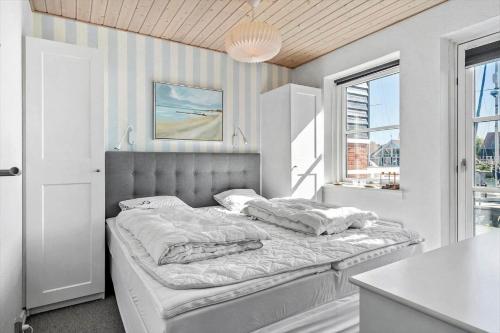 En eller flere senge i et værelse på 4135-Borre-Klintholm-Havneby-35-st