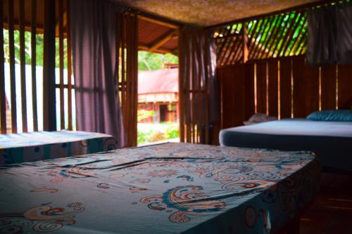 En eller flere senge i et værelse på Hostal YAKU