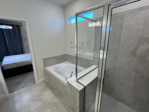 Et badeværelse på 5 Bedrooms 55 Bathrooms Windsor Cay 16163Cc