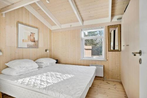 une chambre avec un grand lit blanc dans une pièce dans l'établissement HA197-Hals-Thomas-Winthers-Vej-54, à Hals