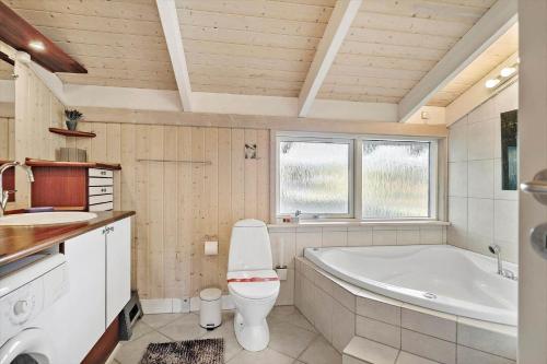 une salle de bains avec baignoire, toilettes et lavabo dans l'établissement HA197-Hals-Thomas-Winthers-Vej-54, à Hals