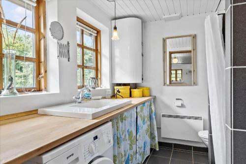 een badkamer met een wastafel en een toilet bij HA186-Saeby-Lynglund-6 in Sæby