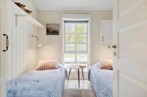 een slaapkamer met twee bedden en een raam bij HA347-Saeby-Bjornborgvej-5 in Sæby