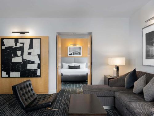 ein Wohnzimmer mit Sofa und Bett in der Unterkunft Sofitel Chicago Magnificent Mile in Chicago