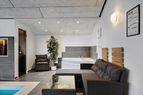 a living room with a couch and a bath tub at OH292-Hadsund-Stenkisten-108 in Hadsund