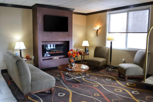 a hotel room with a living room with a fireplace at Comfort Inn Dunmore - Scranton East in Dunmore