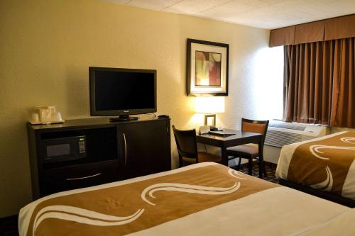 een hotelkamer met twee bedden en een flatscreen-tv bij Comfort Inn Dunmore - Scranton East in Dunmore
