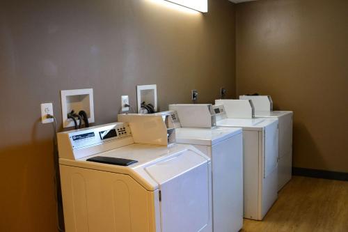 een wasruimte met witte wasmachines en drogers bij Comfort Inn Dunmore - Scranton East in Dunmore