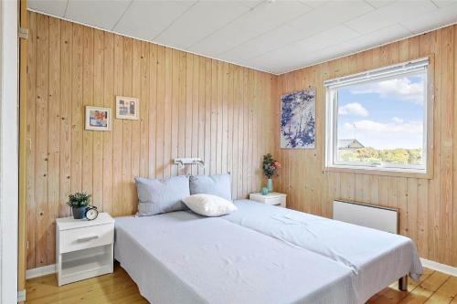una camera da letto con un letto bianco e una finestra di OH412-Hadsund-Halvrebene-94 a Hadsund