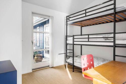 Camera con 2 letti a castello, un tavolo e una finestra di HA318-Hals-Merkurvej-73 a Hals