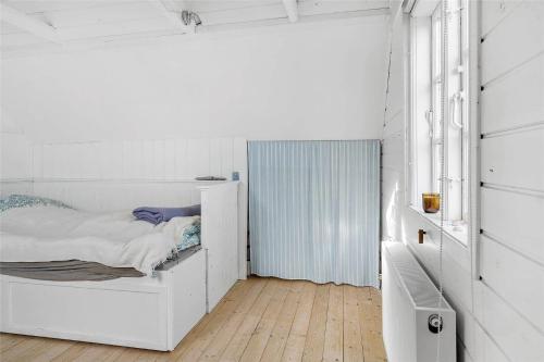 een witte slaapkamer met een bed en een raam bij OH409-Hadsund-Vesterled-2 in Hadsund