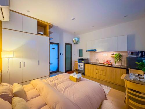 een kamer met een groot bed en een keuken bij BaBô Homestay Da Nang in Da Nang