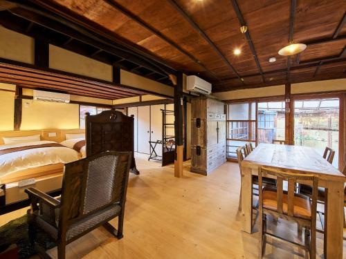 ein Schlafzimmer mit einem Bett, einem Tisch und Stühlen in der Unterkunft Himeji Castle's inner sanctum 400-year-old - Vacation STAY 16474 in Fukusaki