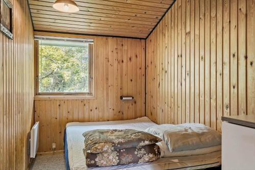 een slaapkamer met een bed in een houten wand bij HA306-Asaa-Strandgardsvej-68 in Aså