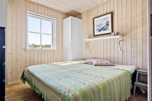 een slaapkamer met een bed en een raam bij OH359-Storvorde-Kongeornen-62 in Storvorde