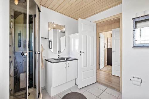 een witte badkamer met een wastafel en een spiegel bij OH359-Storvorde-Kongeornen-62 in Storvorde