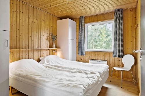 una camera da letto con un letto e una sedia di OH253-Hadsund-Halvrebene-37 a Hadsund