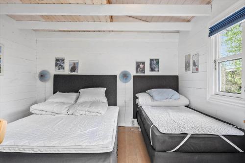 due letti in una stanza con pareti bianche di OH357-Storvorde-Hybenvej-40 a Storvorde