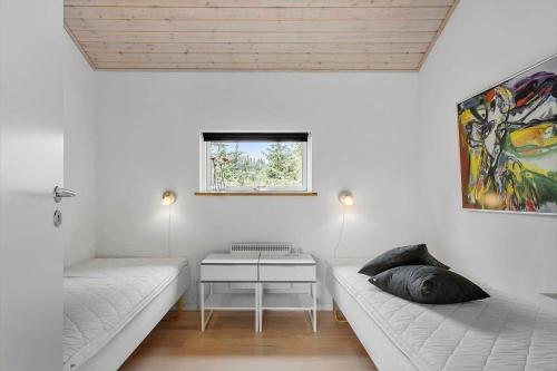 een woonkamer met twee banken en een tafel bij HA173-Asaa-Knirren-6-B in Aså