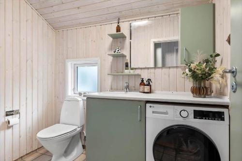 un bagno con WC e lavatrice di HA178-Hals-Lyngtoftegaard-2 a Hals