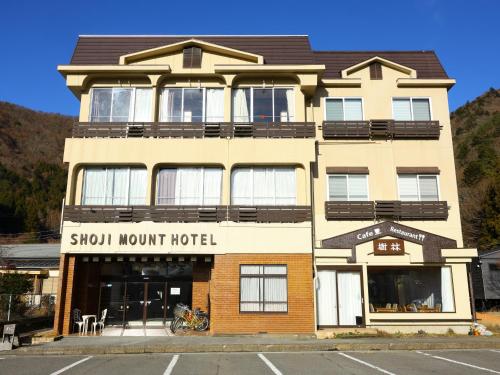 ein Gebäude mit einem Schneegipfelhotel in der Unterkunft Shoji Mount Hotel in Fujikawaguchiko
