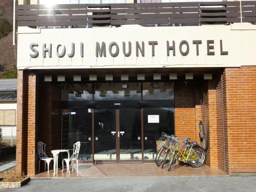 ein Geschäft mit Fahrrädern, die vor einem Gebäude geparkt sind in der Unterkunft Shoji Mount Hotel in Fujikawaguchiko