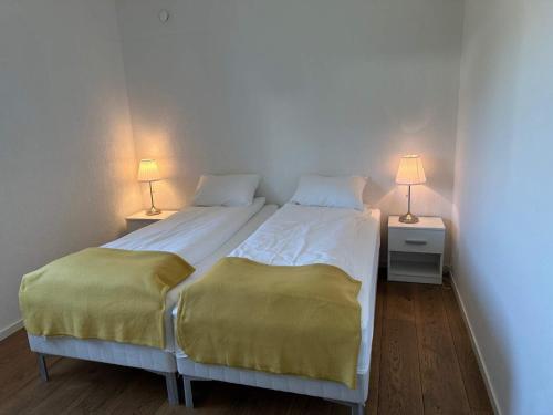 zwei Einzelbetten in einem Zimmer mit zwei Lampen in der Unterkunft 4 star holiday home in Eidsvåg in Eidsvåg