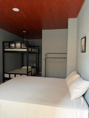 Llit o llits en una habitació de Milos Hostel