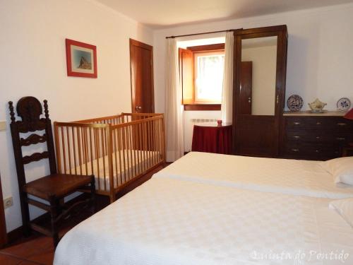 A bed or beds in a room at Quinta do Pontido