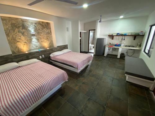 ein Zimmer mit 2 Betten und einer Theke darin in der Unterkunft Costa Ayala - Bungalow 5 with 2dbl beds and 1 sofa in Los Ayala