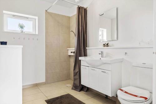 un bagno bianco con lavandino e WC di HA151-Hals-Kystvejen-38 a Hals