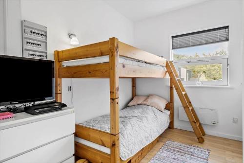 una piccola camera con letto a castello e televisore di HA151-Hals-Kystvejen-38 a Hals
