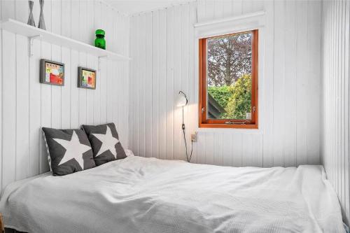 een witte slaapkamer met een bed en een raam bij OH208-Hadsund-Haslevgaarde-Bakker-66 in Hadsund