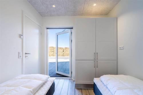 En eller flere senge i et værelse på 907-Hvide-Sande-Langsand-108